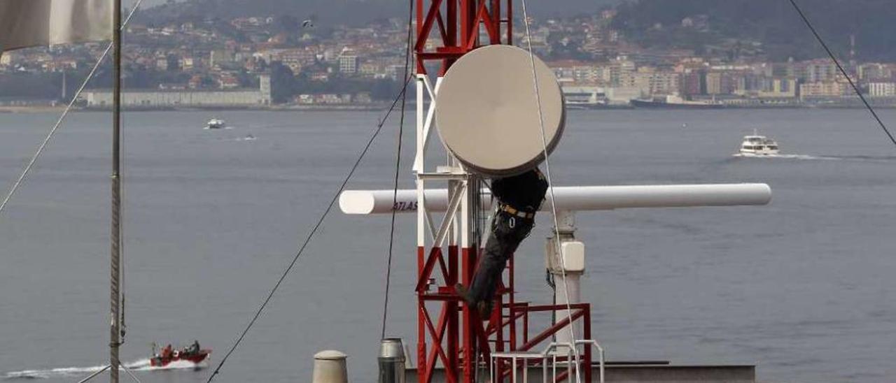 Los &quot;ojos&quot; de los controladores de la Estación Marítima | En el emblemático edificio de A Laxe se encuentra el Centro de Coordinación de Salvamento Marítimo (CCS) de Vigo. Desde aquí su plantilla de observadores vigila el tráfico en las aguas y organiza las emergencias en el mar mediante la señal enviada por radares como el instalado sobre el tejado del CCS -en la imagen, un operario ayer reparándolo-,  y otros de mayor alcance como el instalado en Toralla y que pronto funcionará en San Miguel de Oia. Con la reciente renovación de estas antenas, el centro de Vigo está al mismo nivel técnico que el de Finisterre.