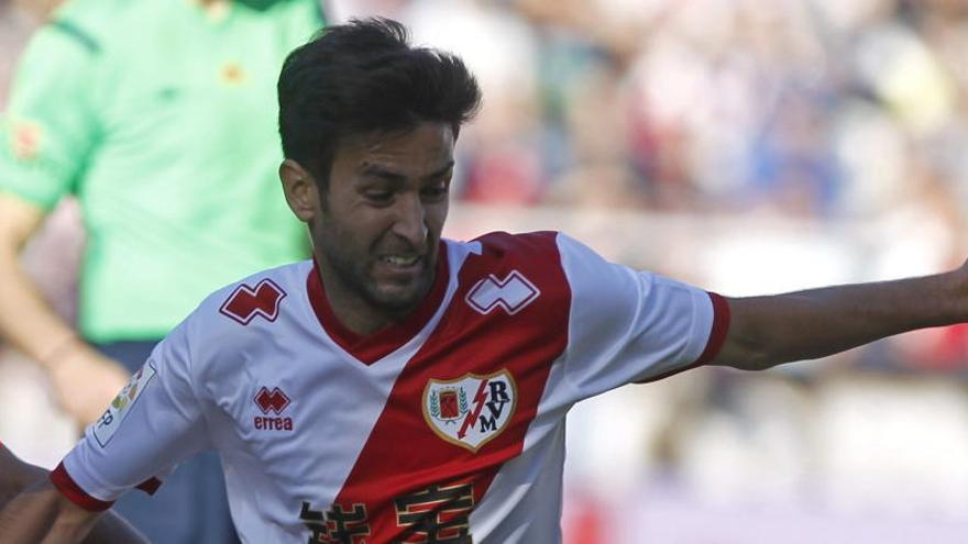 Alberto Bueno durante un partido con el Rayo.