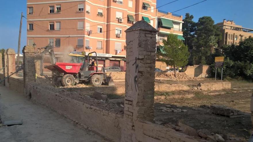 Derriban un muro para el parque de Benimàmet