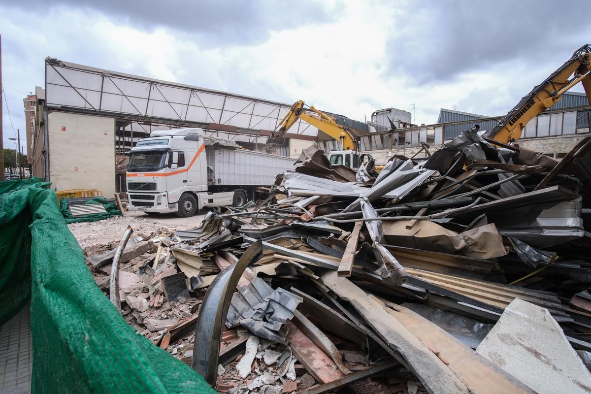 La empresa de Miguel Hernández dio paso a Reebok, la semana pasada comenzó la demolición para dar paso a viviendas y un supermercado, en Elche