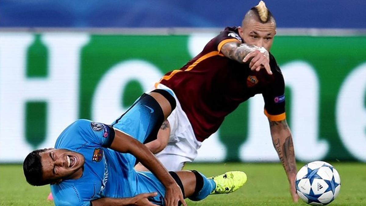 Nainggolan señala el balón tras la fea entrada por detrás que lesionó a Rafinha, en septiembre pasado en Roma