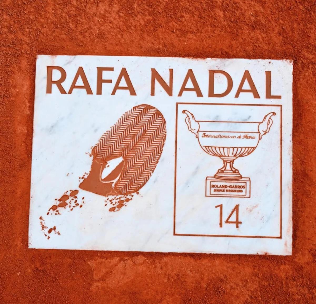 El reconocimiento de la pista central de Roland Garros a Rafa Nadal tras su retiro.