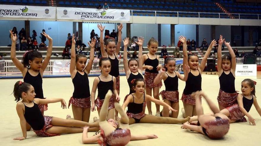 Las pequeñas gimnastas posan tras una actuación. // Rafa Vázquez