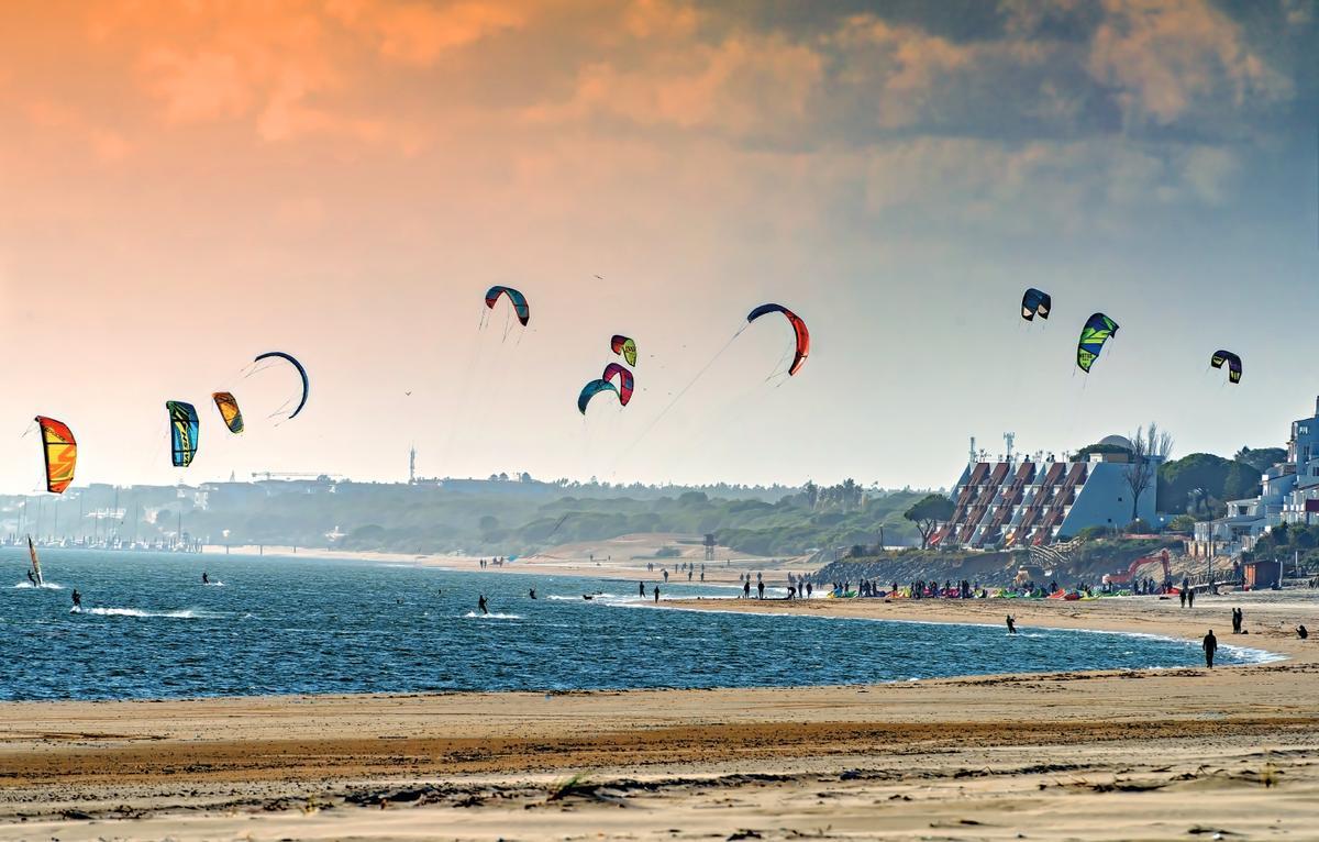 Práctica de kitesurf en la playa de El Portil, Huelva