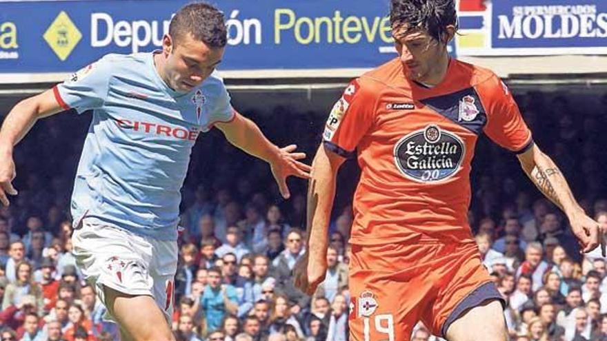 Iago Aspas controla el balón perseguido por Diego Colotto, sin sombra. //  Marta G.Brea