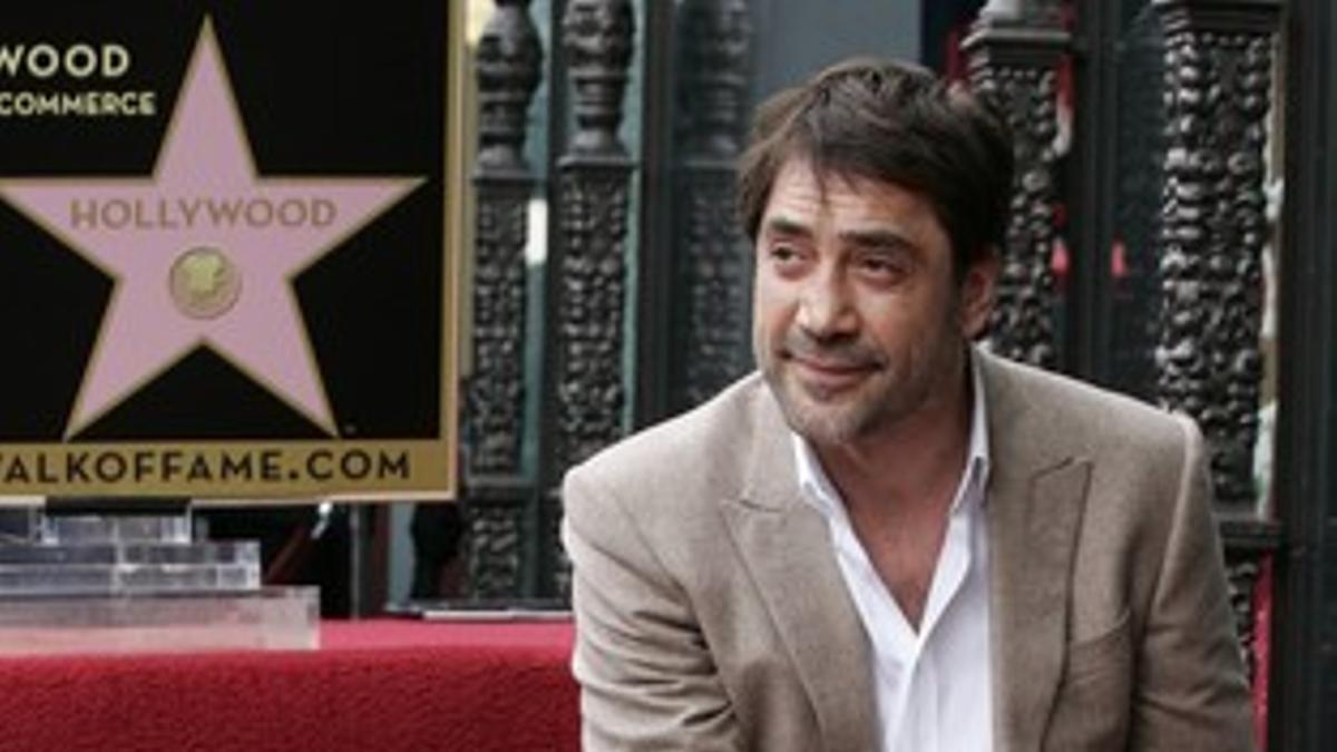 Javier Bardem, junto a su estrella de la fama, el jueves en Hollywood.