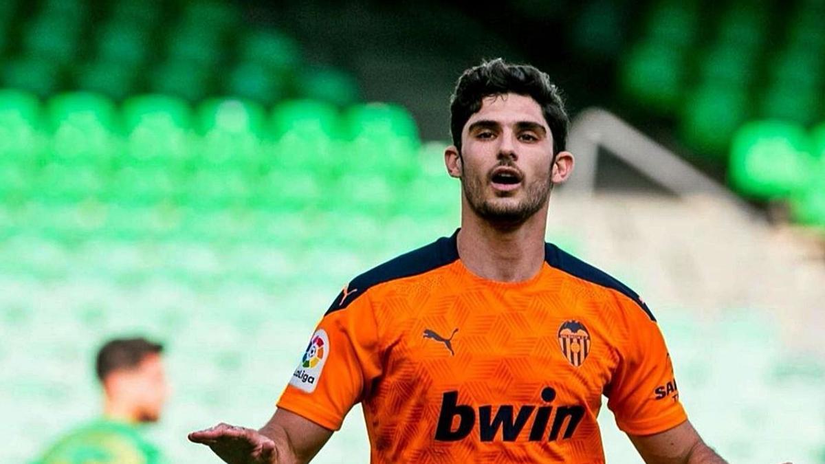 Gonçalo Guedes celebra su gol en el campo del Betis. | EFE