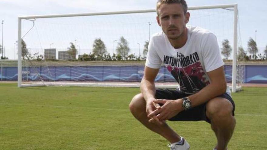 Nacho Monreal posa delante de una de las porterías del Estadio de Atletismo Ciudad de Málaga.