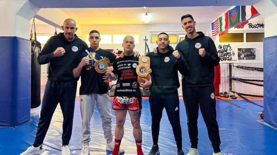 Los luchadores del Pascal Gym Ibiza, con sus cinturones. | P.G.I