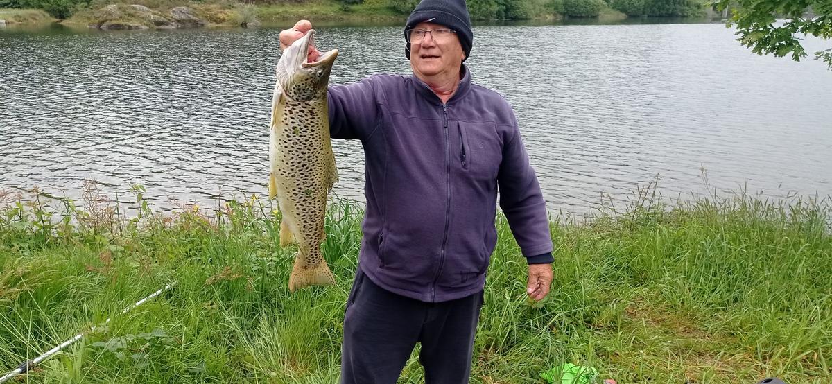 El vecino de Caldas Ángel Ocaña Novoa, con una trucha de 4 kilos pescada en el Umia.