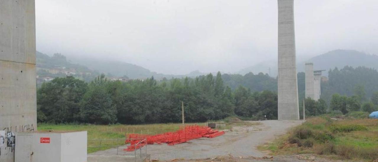 Casetas y material de obra, días atrás, en Doriga, en las inmediaciones del tramo de autovía construido a medias.