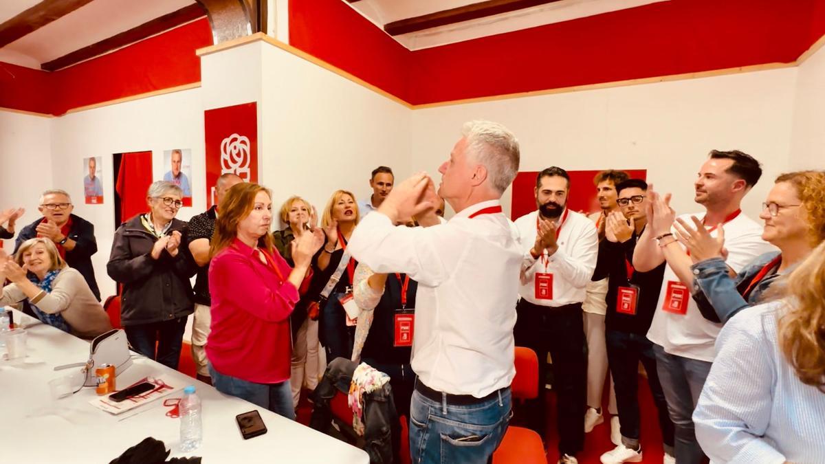 Salva Torrent en la sede del PSPV en l'Eliana anoche, tras conocer la victoria.