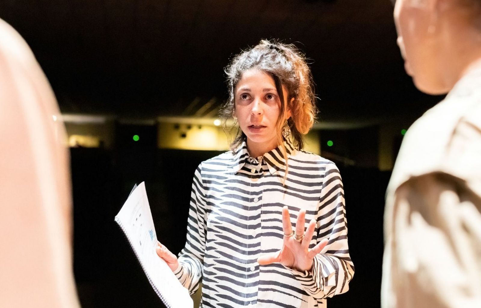Andrea González, dando instrucciones a sus alumnos del Aula de Teatro de la USC.