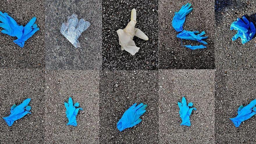 En la imagen superior, restos de guantes y mascarillas en la vía pública. // Iñaki Abella