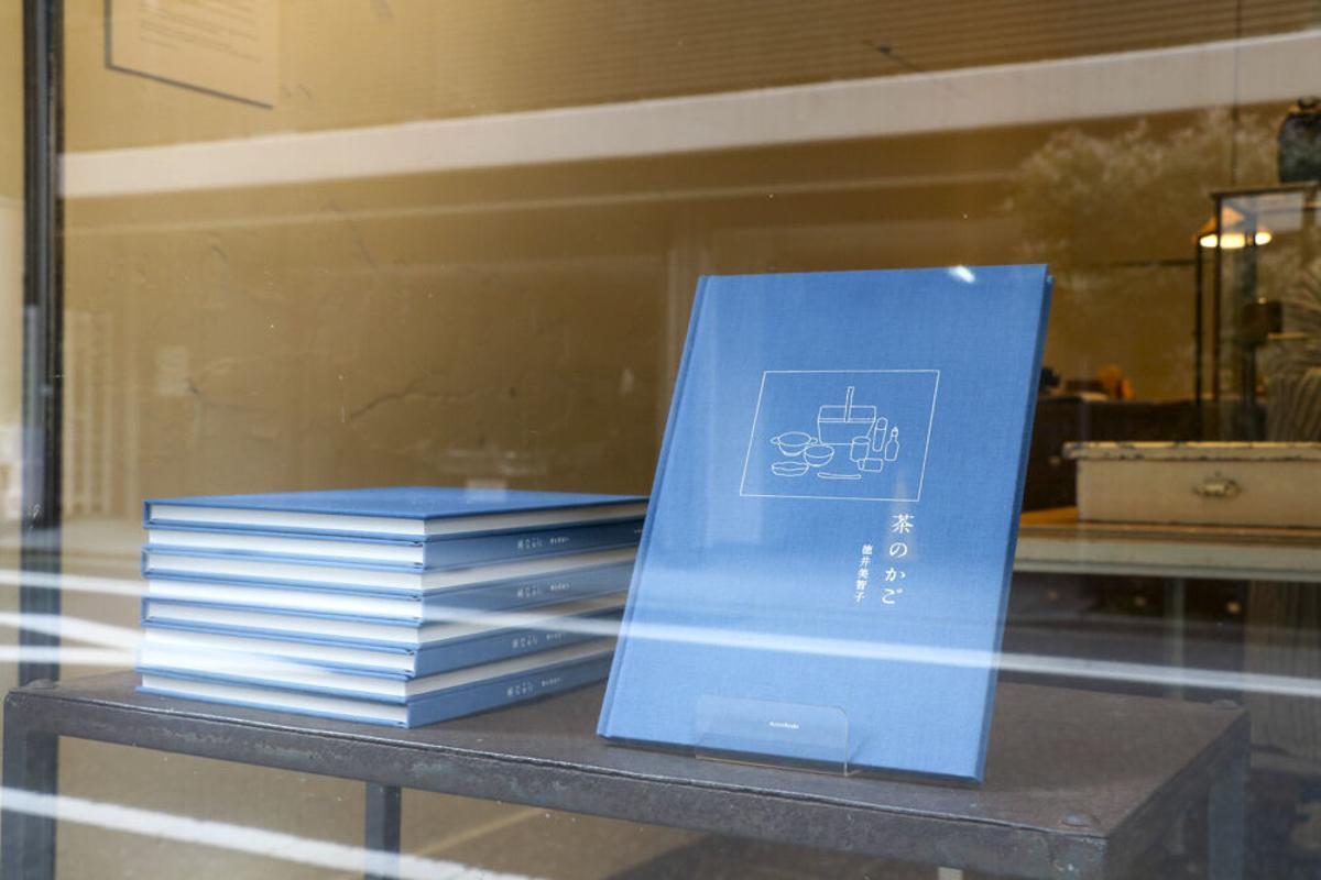 Escaparate de la librería Morioka Shoten, situada en el barrio tokiota de Ginza, un pequeño negocio que se dedica a vender un único libro a la semana, alejándose de la saturación editorial actual, y poniendo en valor lo especial de una buena lectura, una apuesta que contrasta con un mercado literario marcado por la sobreproducción y el dominio de las ventas por internet. EFE/ Pilar Bernal Zamora