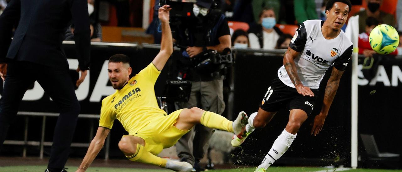 Moi Gómez ha sido uno de los titulares del Villarreal ante el Valencia en Mestalla.