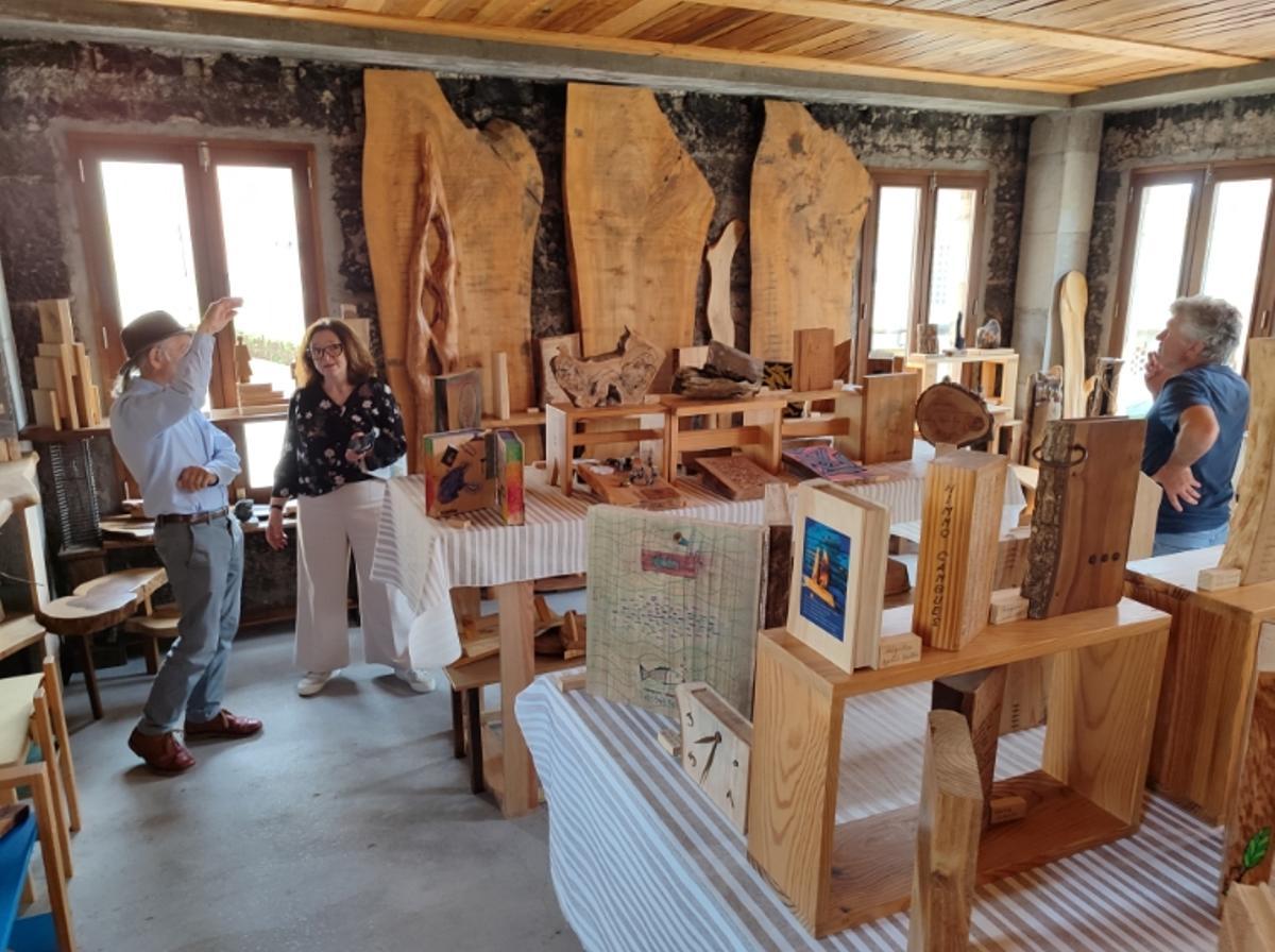Exposición de la Biblioteca das madeiras do mundo en el Espazo de Agustín Bastón en Cangas.