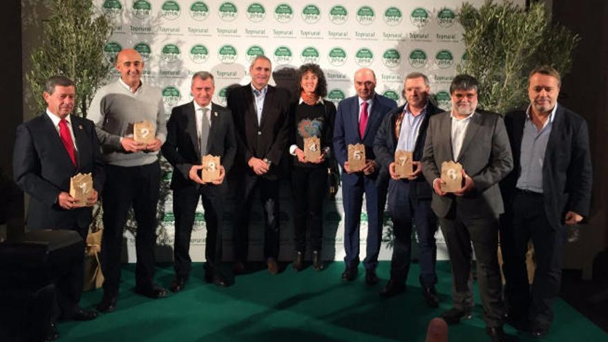 A la izquierda, el alcalde de Tejeda, Francisco Perera, ayer en el parque madrileño de El Retiro con los otros seis representantes de los pueblos premiados.