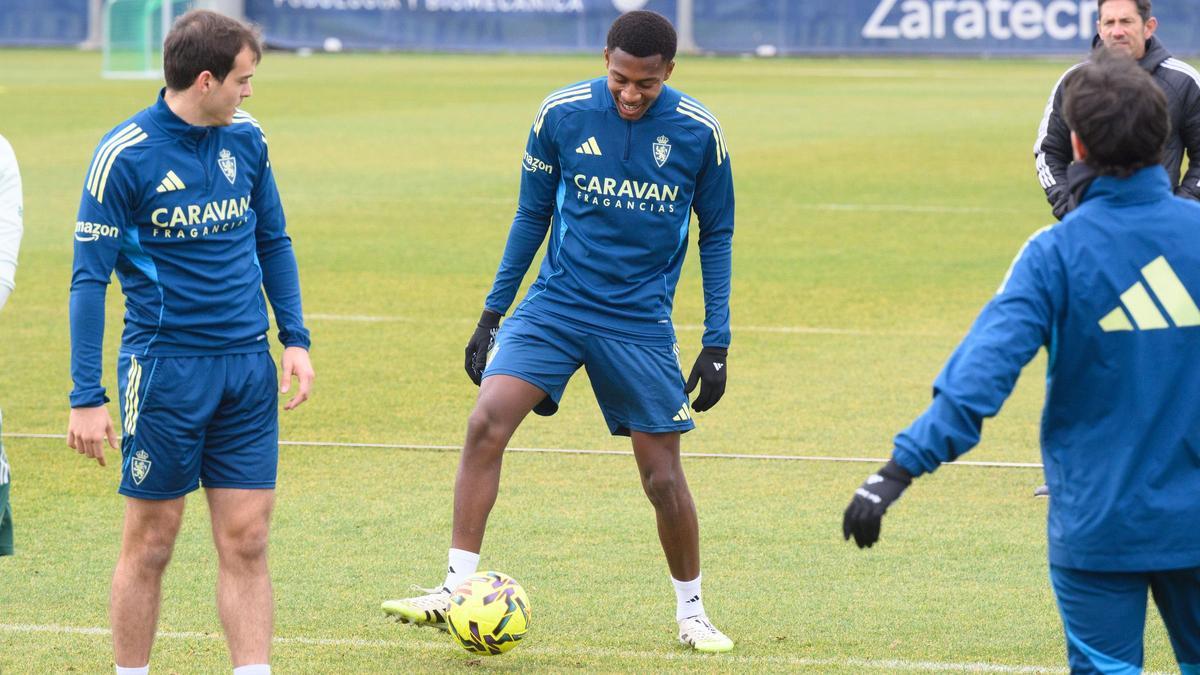 Gomes, con el balón durante un entrenamiento del Real Zaragoza.