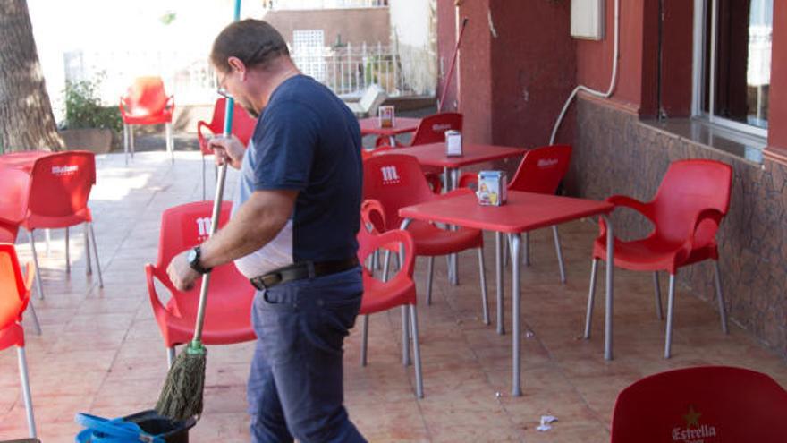 Lugar en el que se produjo el acuchillamiento, donde un hombre limpia la sangre de la víctima.