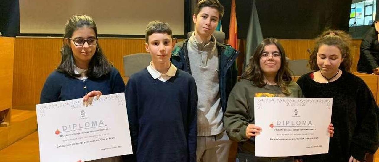 Premios navideños en Cangas. El Concello de Cangas convocó varios premios escolares durante las navidades. En el de belenes el primer y segundo premio fueron para el Casa de la Virgen, con &quot;Belen hardware 2.0&quot; y con &quot;Este belén dará a lata&quot; y el tercero para el Sagrada Familia [en la foto]. En caso de Nadal con Vida, en infantil se premió a Nazaret por &quot;Estación máxica&quot;, en primaria a San Roque por &quot;Un nadal moi natural&quot; y el galardón a todo el centro fue para A Rúa, por &quot;Sinfonía de xoguetes&quot;.