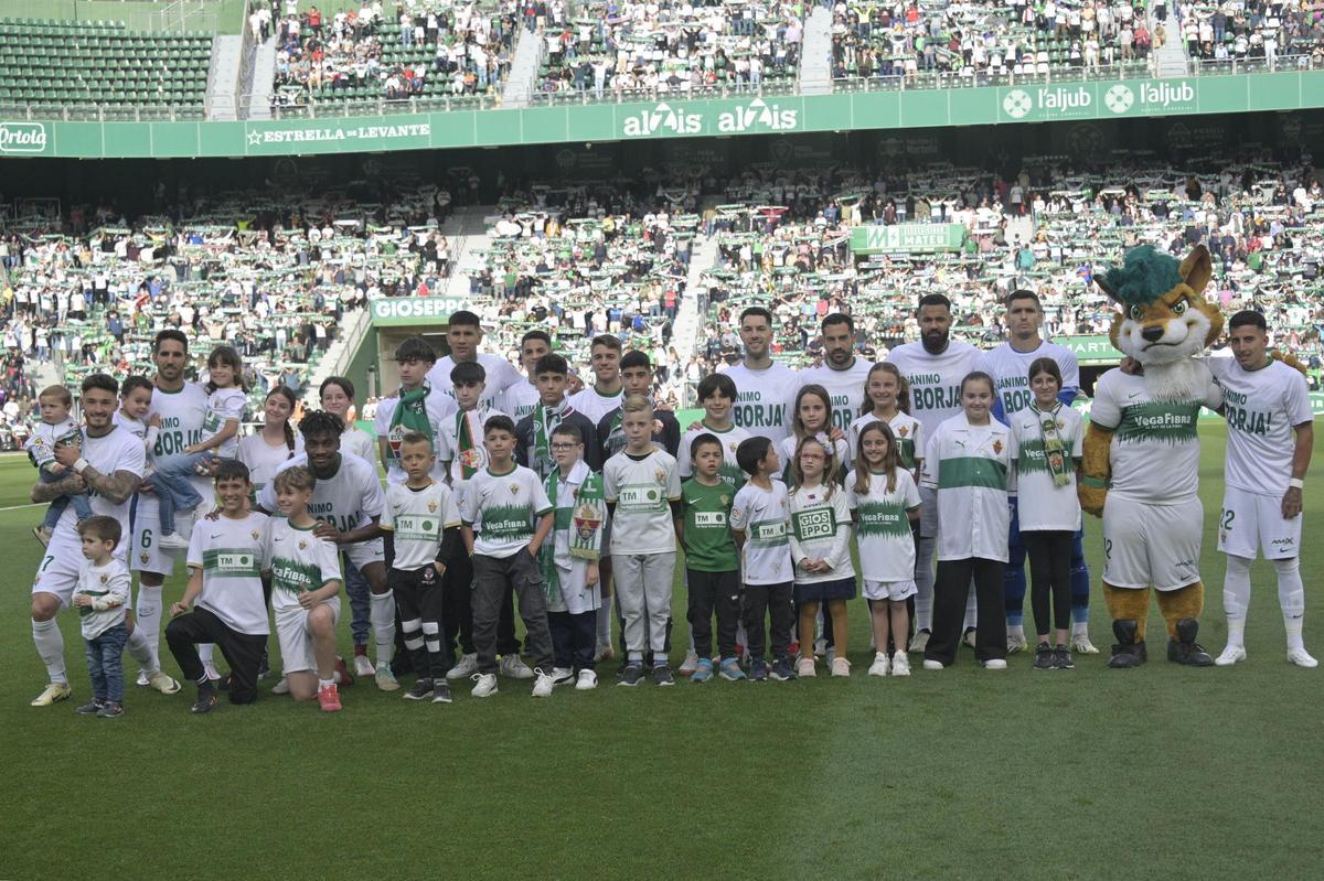 Los jugadores del Elche, con niños y niñas, antes del encuentro frente al Espanyol