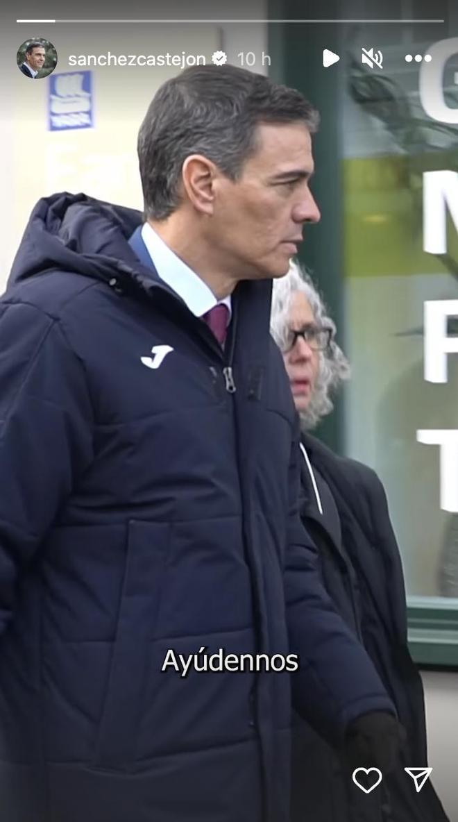 Pedro Sánchez paseando por las calles de Davos con el abrigo Islandia III de Joma