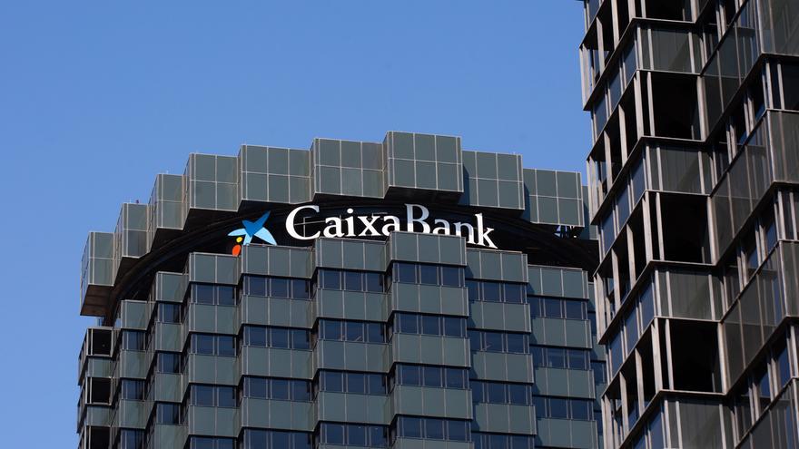CaixaBank gana 1.470 millones hasta marzo, un 46,2% más por el prorrateo del impuesto a la banca