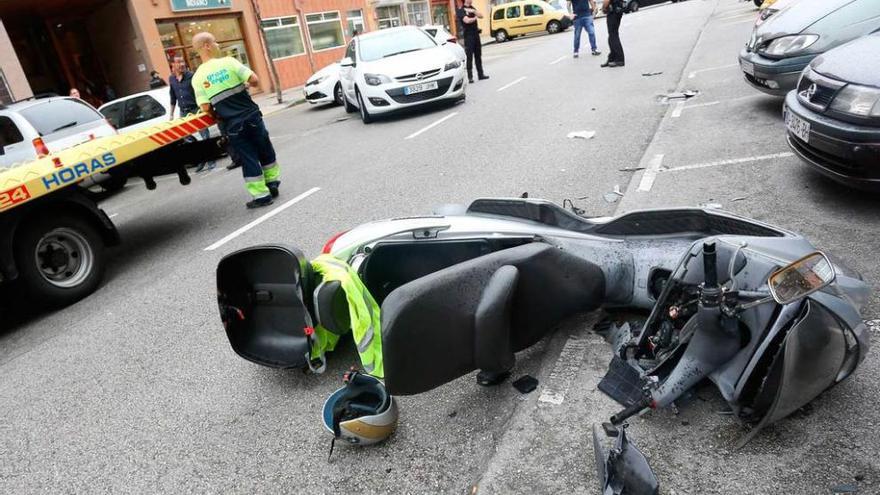 La motocicleta, tirada en la calzada tras el accidente de tráfico.