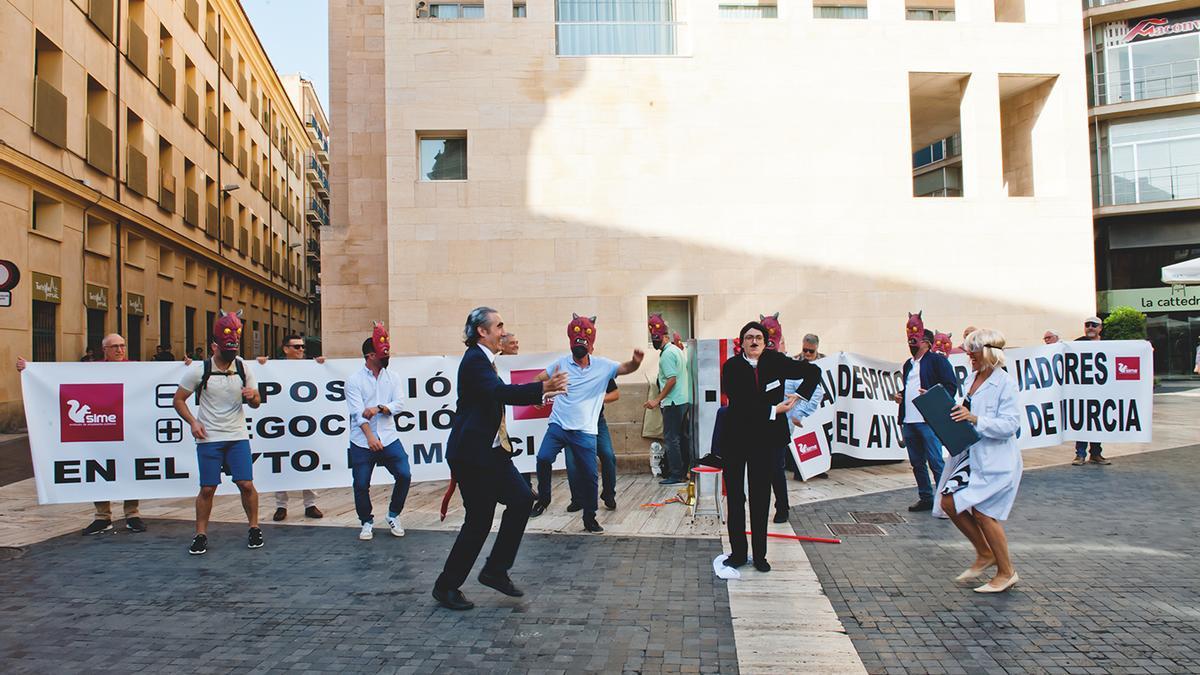 Representación teatral en Cardenal Belluga contra la aprobación de las bases de la OPE del Ayuntamiento