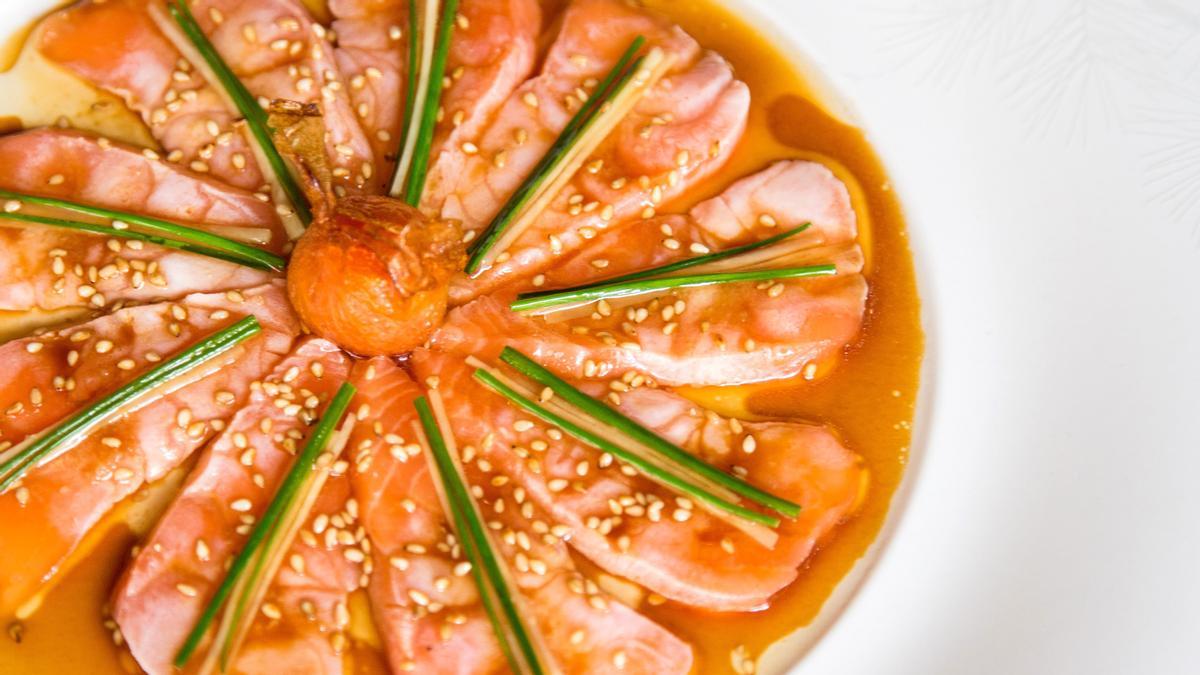 New Style Salmon: 'sashimi' de salmón con aceite de semilla de uva y salsa de 'yuzu', soja, aceite de oliva y de sésamo, y un poquito de ajo.