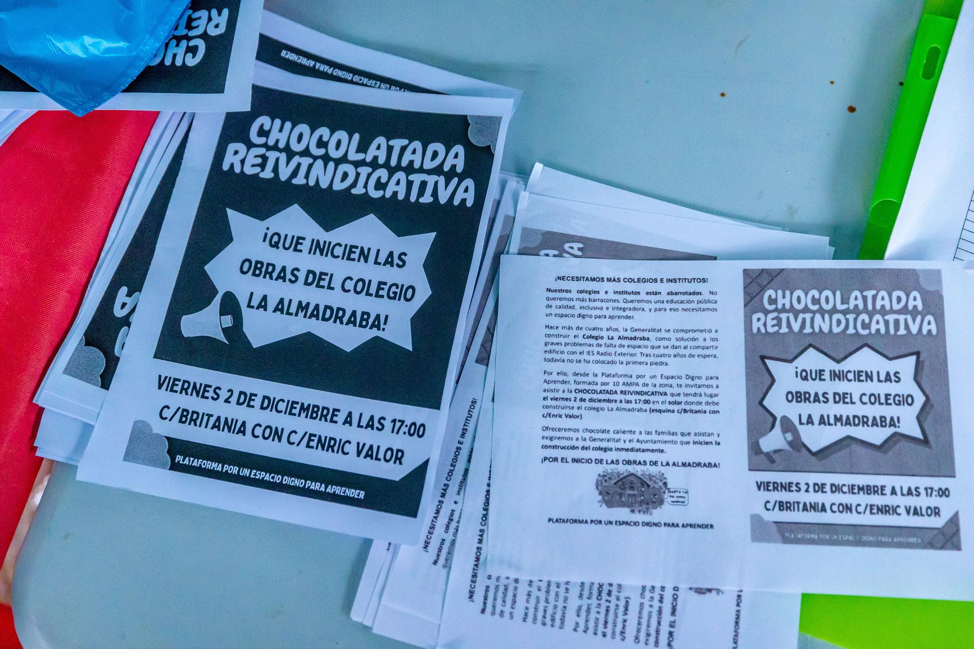 Chocolatada reivindicativa por la construcción del Colegio Almadraba en Alicante