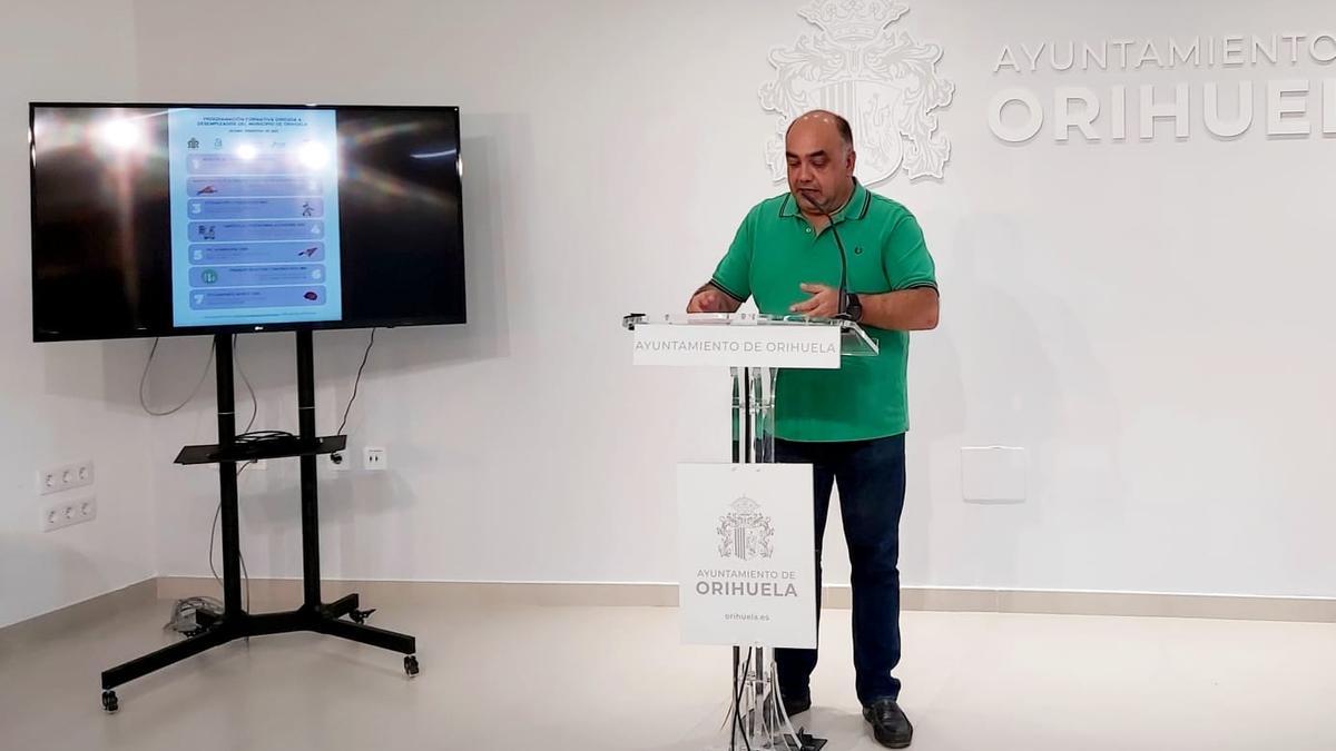 El concejal oriolano Víctor Valverde en la presentación de los cursos