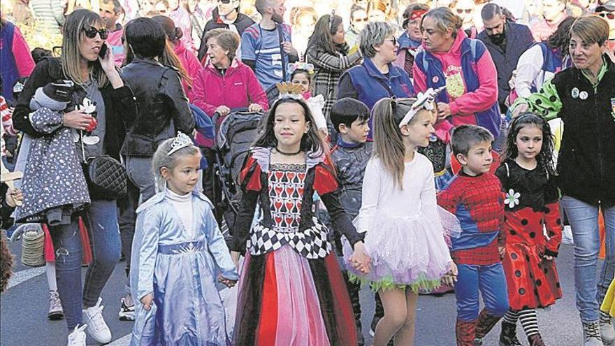 El pasacalle infantil y la noche loca dan paso a los desfiles de Vinaròs