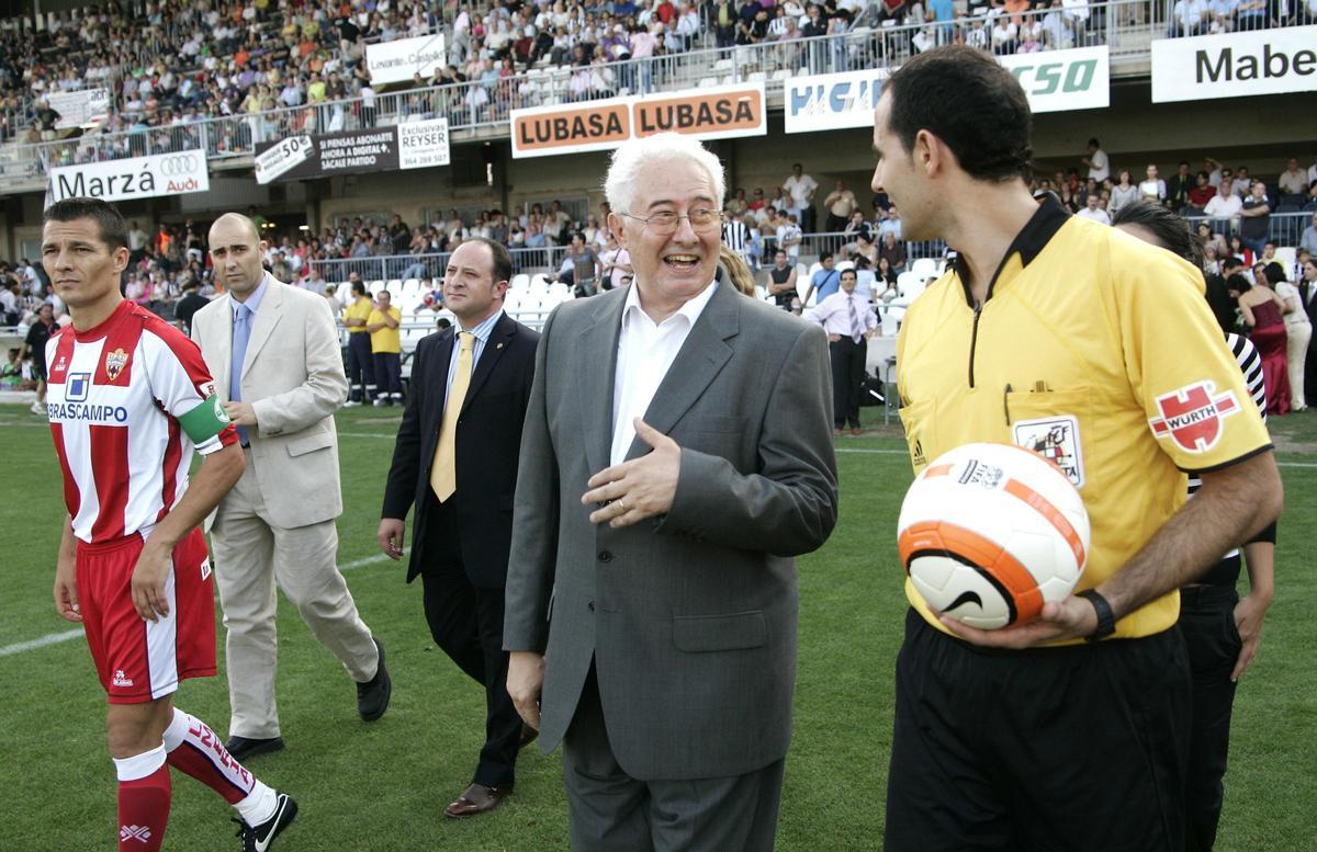 José María Arquimbau recibió la insignia de club.