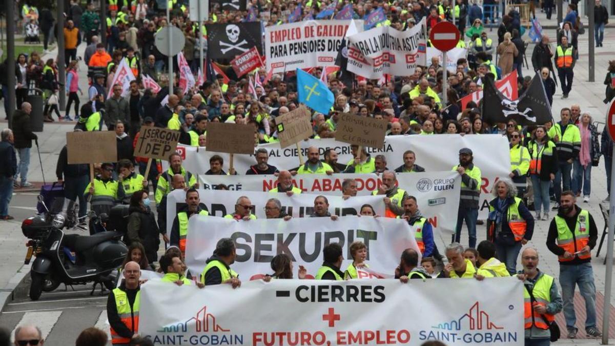 Un momento de la manifestación del pasado jueves en Avilés para demandar un futuro para los trabajadores de Sekurit. | Luisma Murias