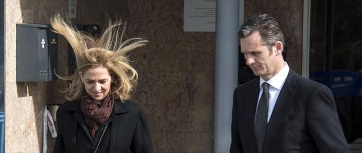 Cristina de Borbón y Grecia e Iñaki Urdangarin, a su salida de la Escuela Balear de Administración Pública, donde se celebra el juicio, ayer en Palma.