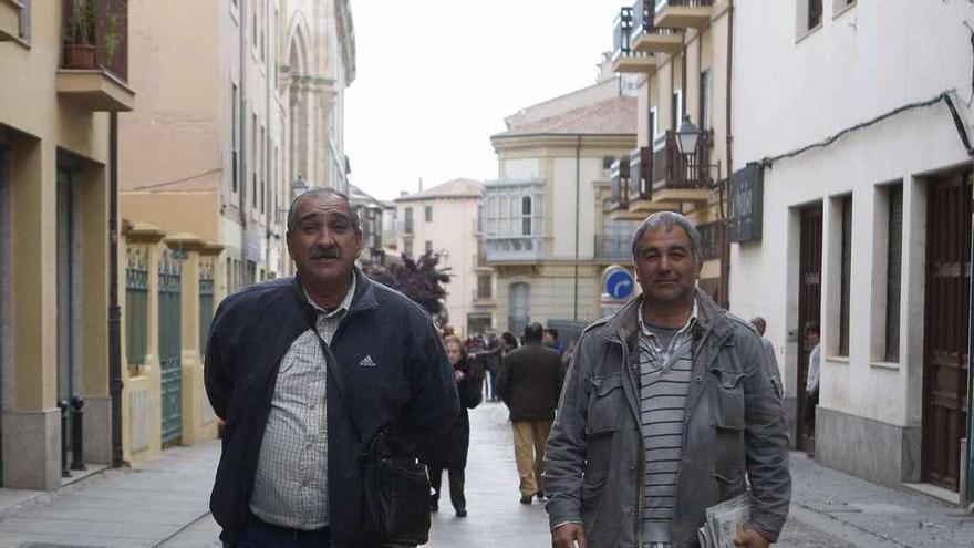 Miguel Ángel Morillas (izquierda) y Miguel Ardura, por las calles del casco antiguo de la ciudad.