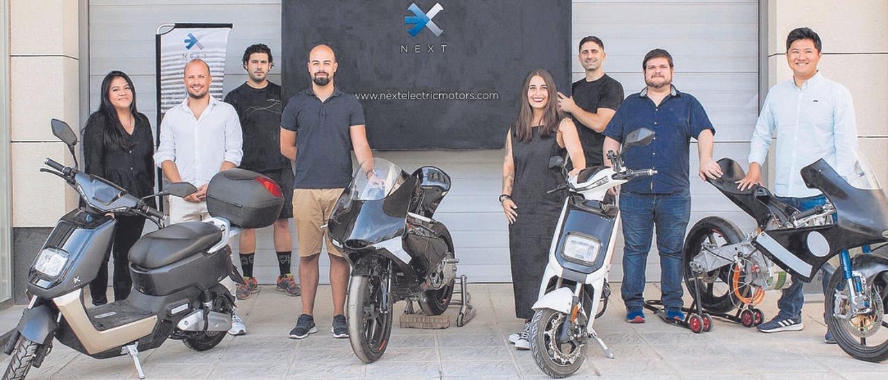 El equipo de Next Electric Motors, con varios de los modelos y prototipos de la firma.