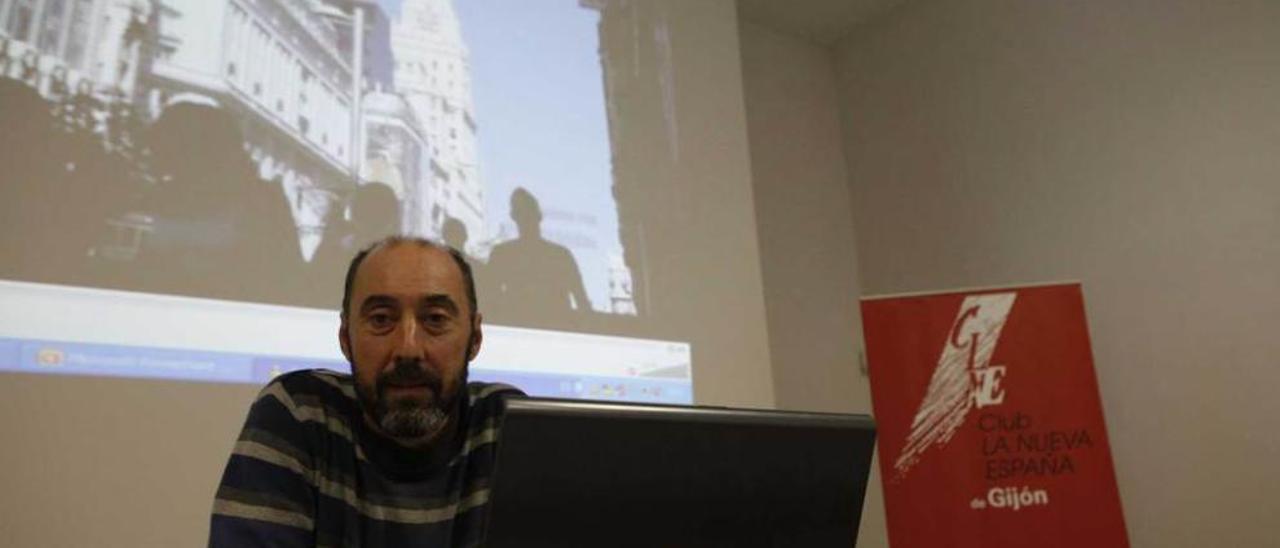 Rubén González, ayer, durante su charla sobre la contaminación electromagnética.