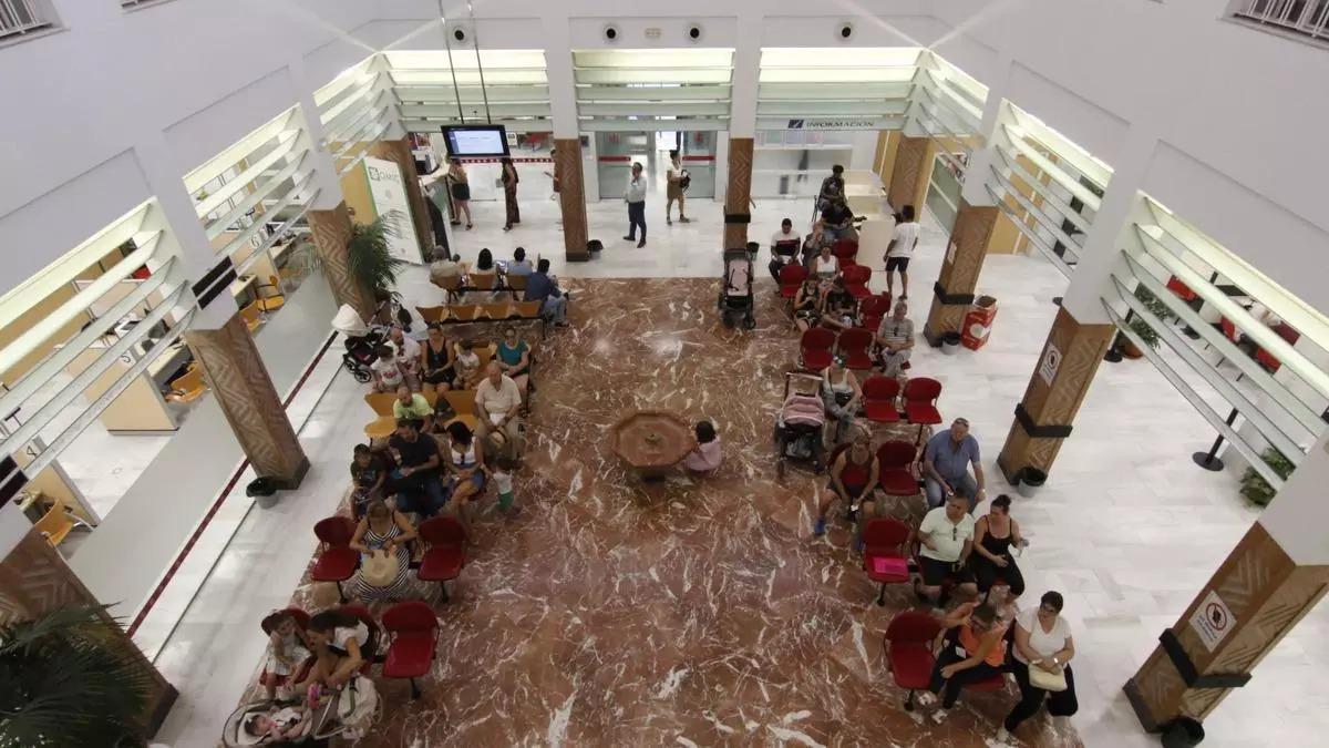 Colas en el centro de atención ciudadana del Gran Capitán.