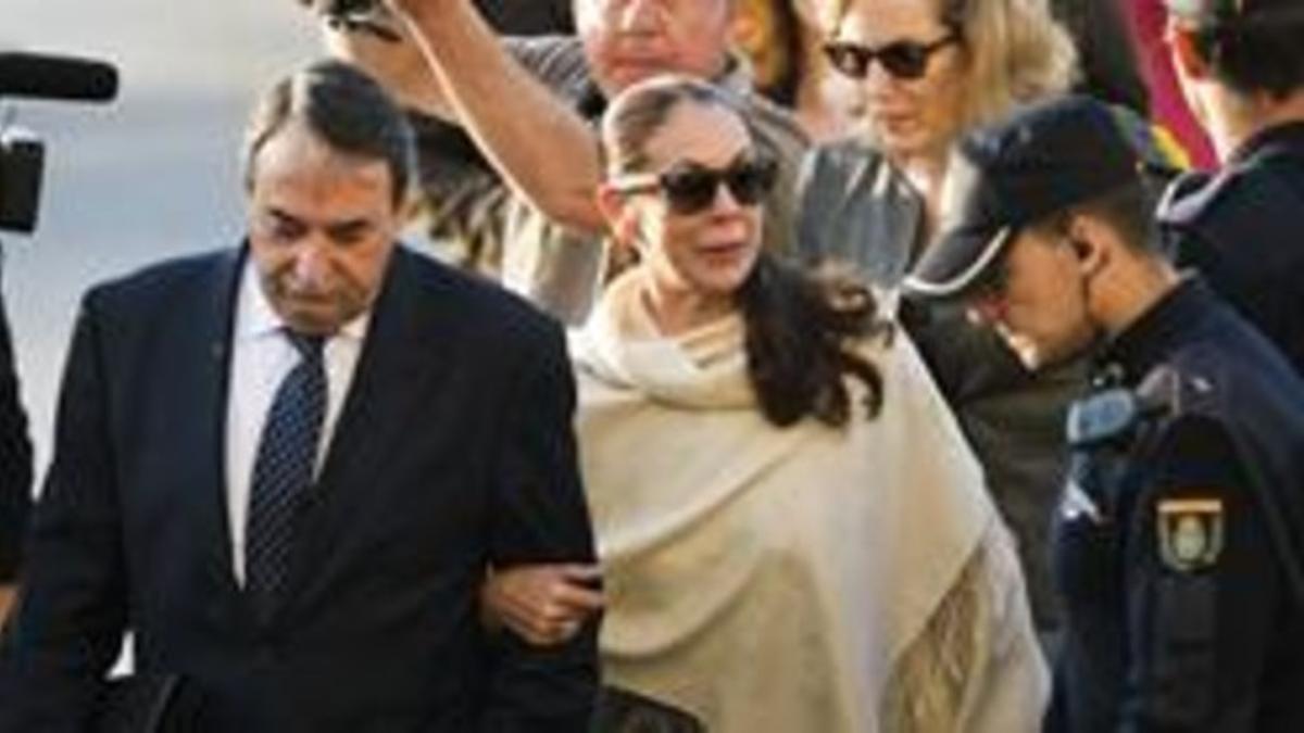 La cantante Isabel Pantoja llega con su abogado a la Audiencia Provincial de Málaga, este 16 de abril. EFE / JORGE ZAPATA