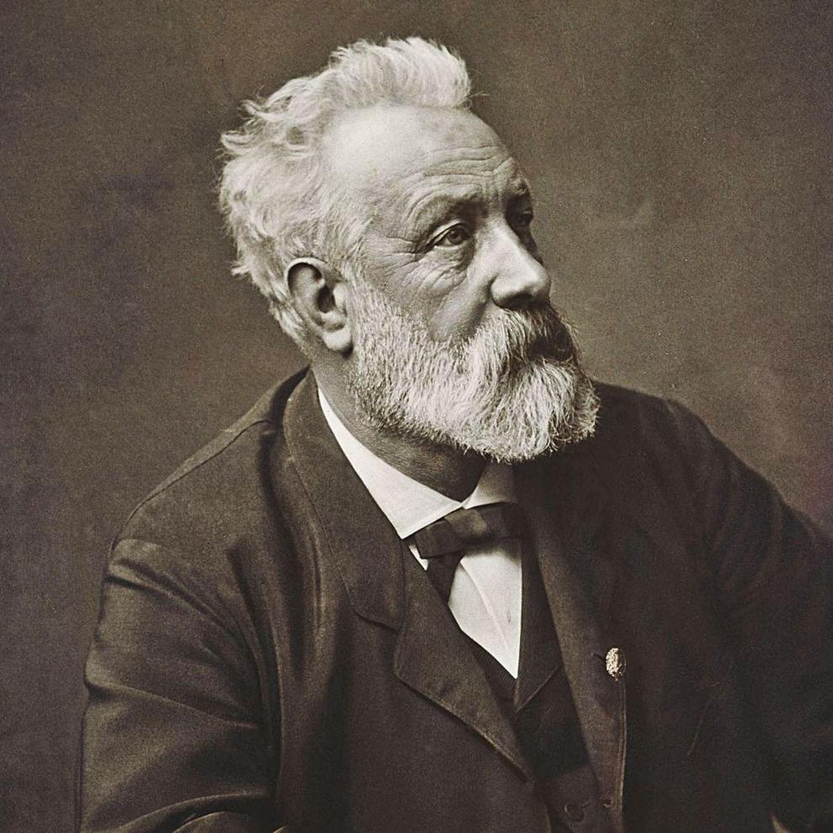 A la izquierda, el escritor Julio Verne, en el célebre retrato que captó el fotógrafo y aeronauta Nadar.