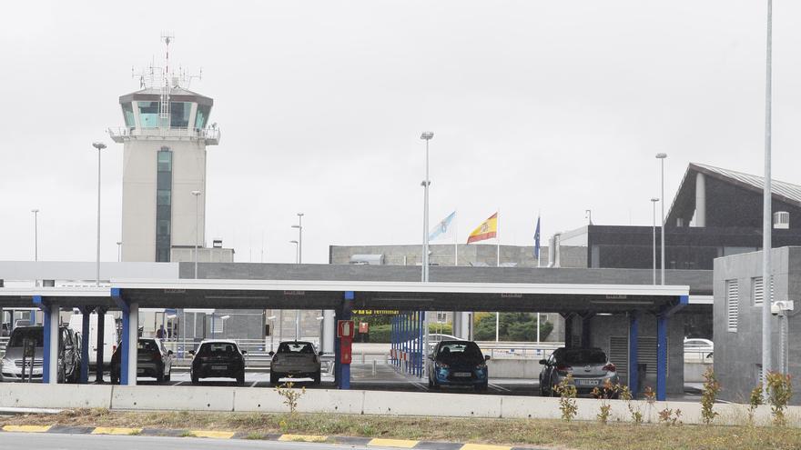Los controladores del aeropuerto de A Coruña, en huelga desde este lunes