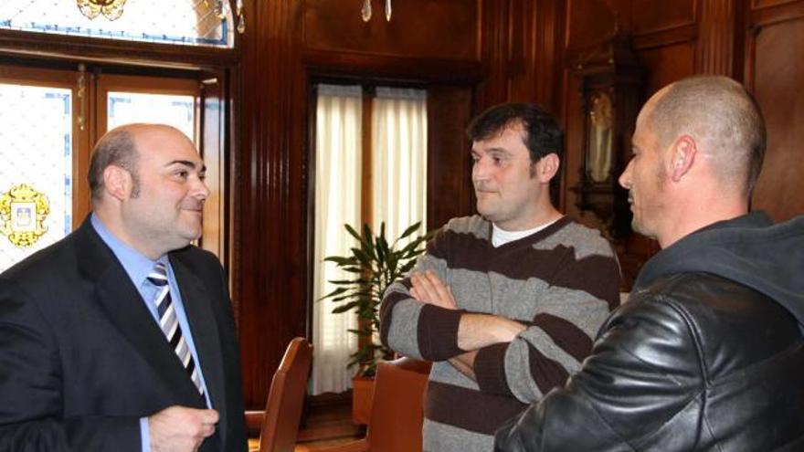 Caunedo, durante su reunión con Hugo López y Jaime Campillo.