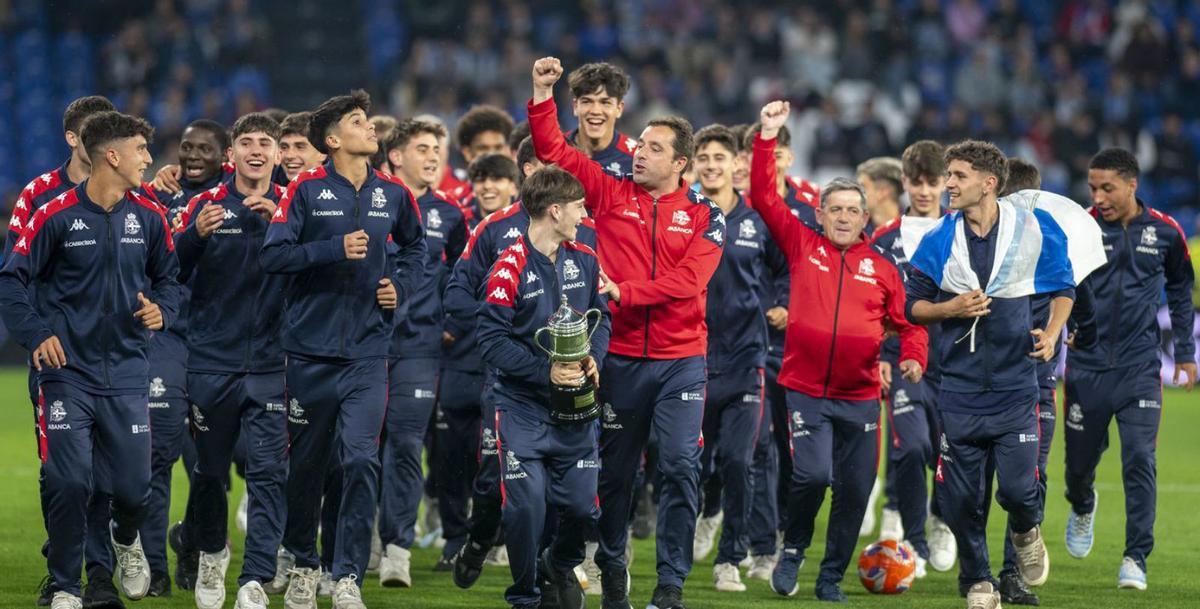 El Juvenil A celebra su triunfo en Riazor el pasado domingo. |  Casteleiro/Roller Agencia