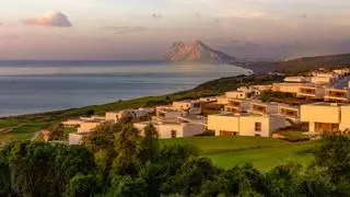 El hotel español que acaba de debutar en los Óscar de los resorts de golf tiene vistas a Gibraltar y cocina de Estrella Michelín