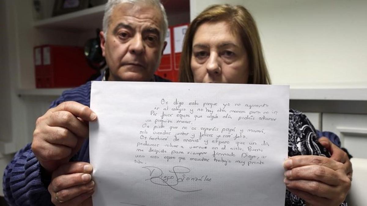 Los padres de Diego González, con la carta de su hijo fallecido.