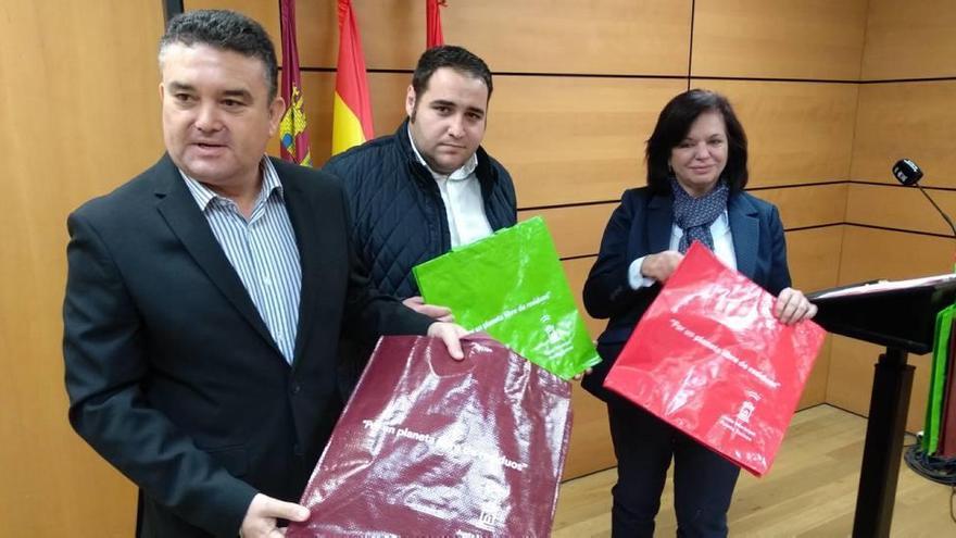 Enrique Ayuso, Enrique Carrillo y Lola Jara presentaron ayer la nueva campaña.