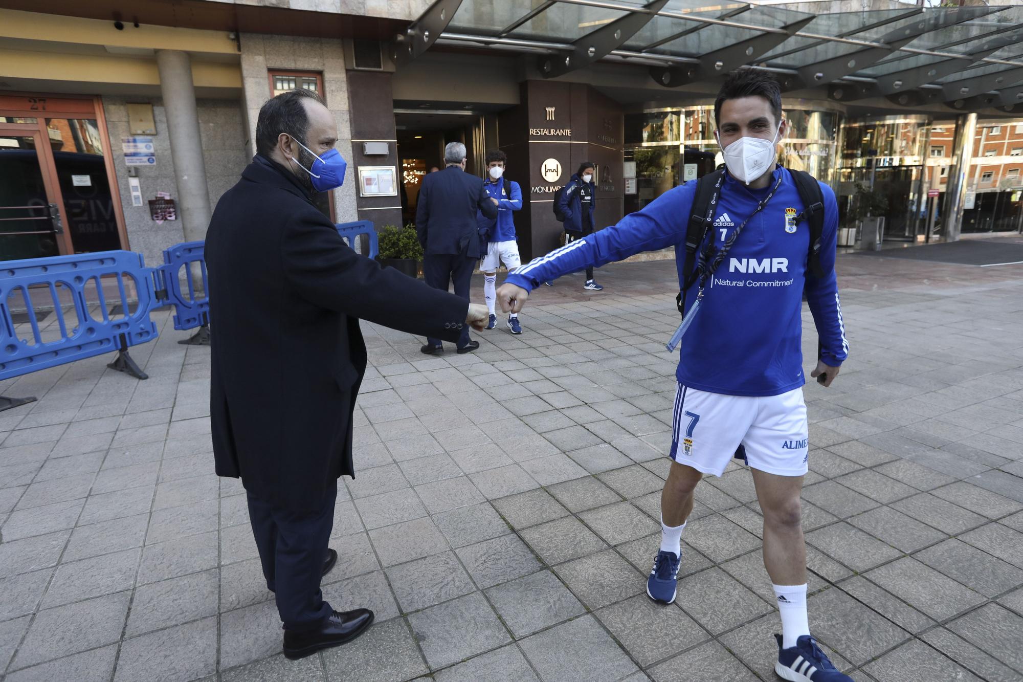 Así fue la salida de los jugadores del Real Oviedo hacia Gijón